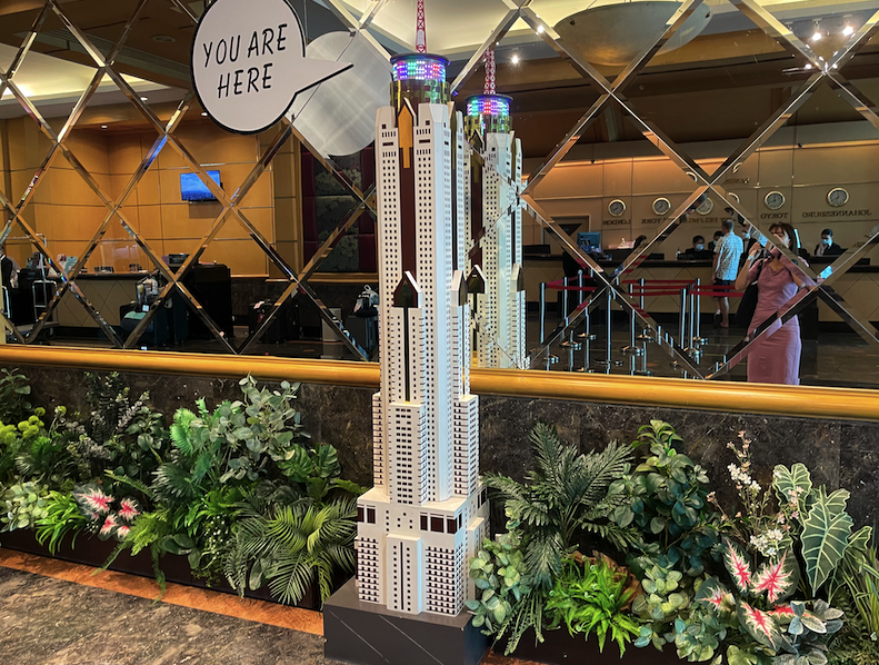 バイヨークスカイホテルのロビーにはバイヨークスカイタワーの模型があり、多くの観光客がこの模型の前で写真を撮ってました。