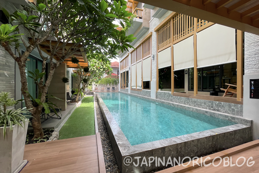 シャンホテル（Shan Villas Sukhumvit）のプールは、とても印象的。リゾート感あふれるデザインは都会の忙しさを忘れさせてくれます。