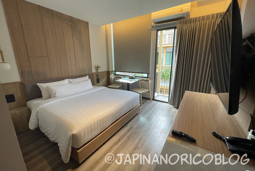 シャンホテル（Shan Villas Sukhumvit）のデラックスルームは抱き枕のあるキングサイズのベッドで木の温もりを感じれるお部屋。