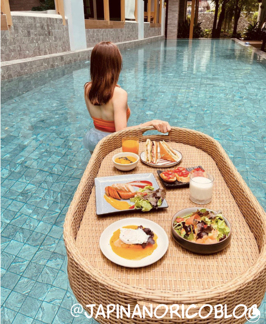 シャンホテル（Shan Villas Sukhumvit）の朝食は、お洒落にプールサイドでも楽しめます。