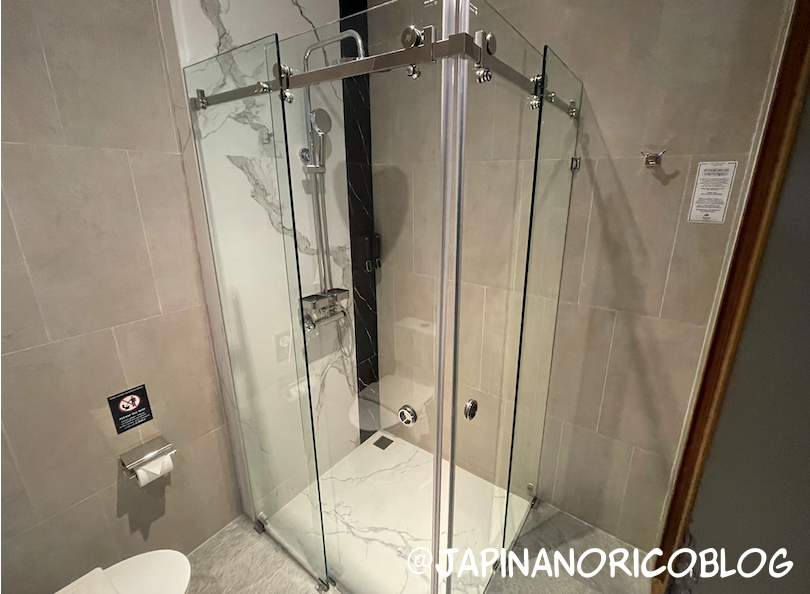 シャンホテル（Shan Villas Sukhumvit）のデラックスルームのバスルームはバスタブ無しのシャワーのみとなってます。