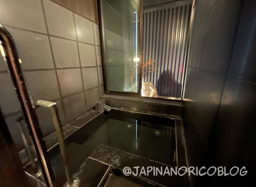 銀座のど真ん中で日本庭園風なお庭のある半露天風呂はかなりの贅沢。